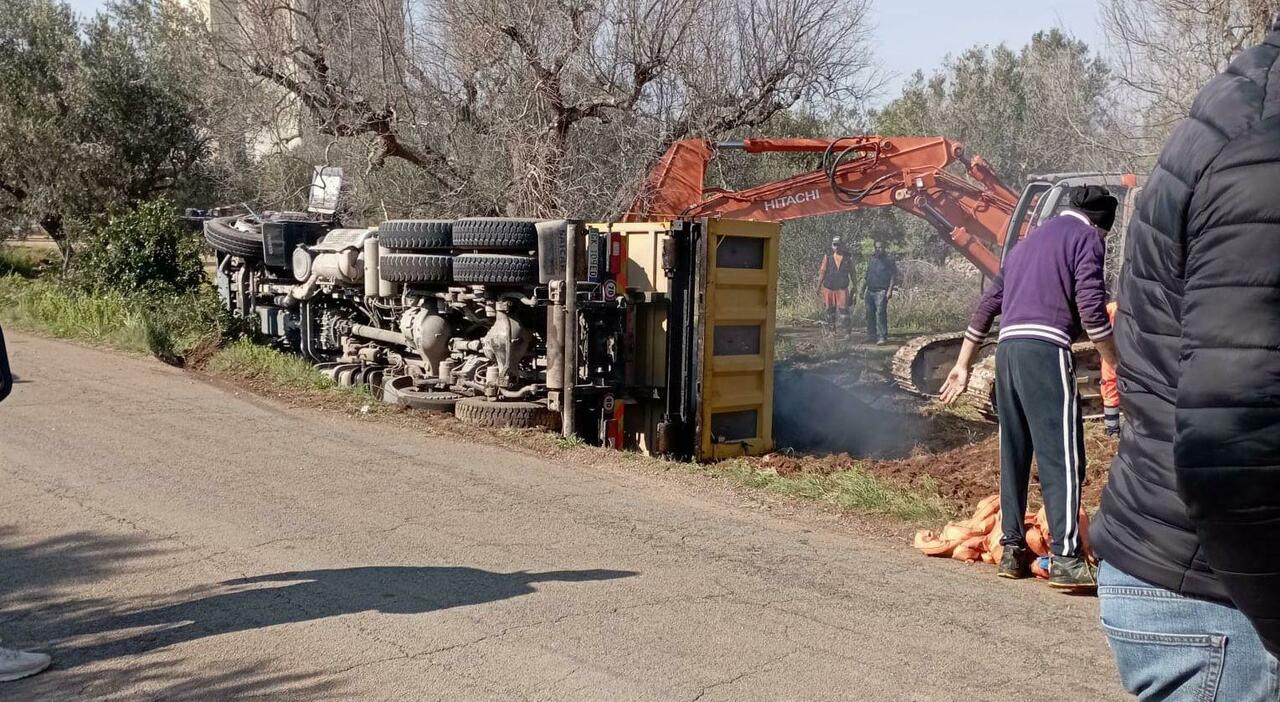 Incidente stradale, camion carico di bitume si ribalta: anche una ruspa per liberare l