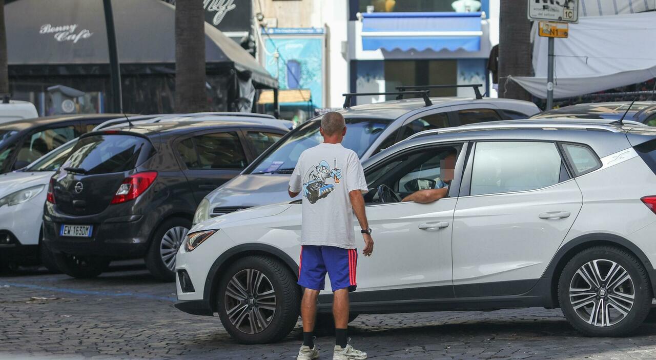 Parcheggiatori abusivi a Napoli, De Luca: «Serve il pugno di ferro»