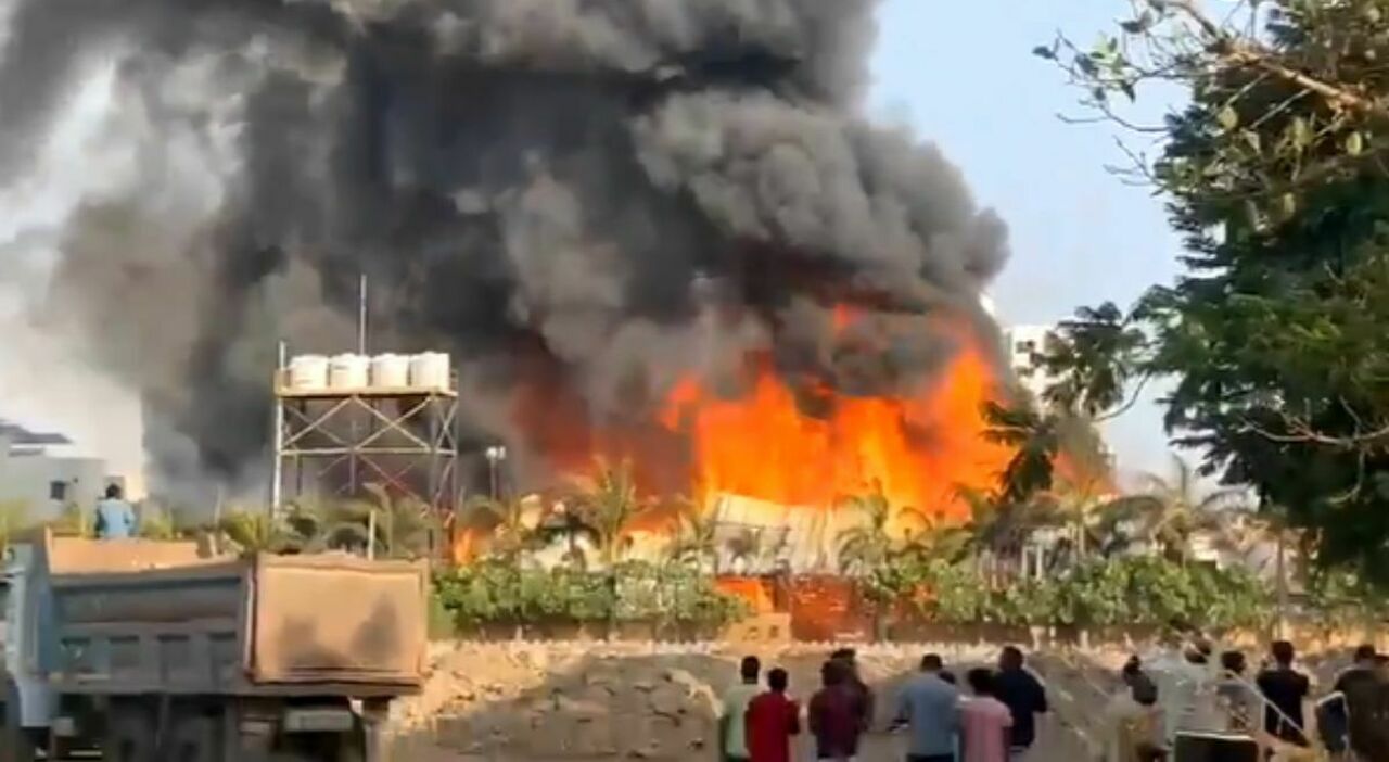 Incendio in un parco divertimenti in India: almeno 24 morti, molti bambini. «Persone intrappolate per il crollo di una struttura»