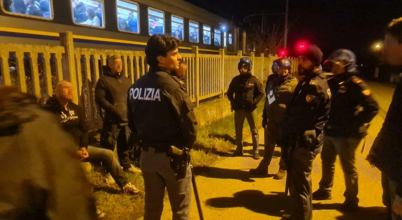 Follia ultrà a Udine, assalto al treno dei tifosi del Venezia: «Appiccato il fuoco alle rotaie». Panico tra i passeggeri