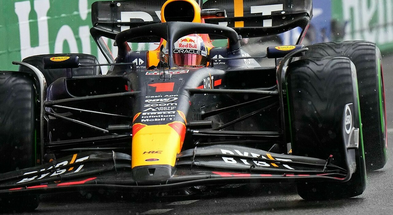 La Red Bull di Max Verstappen durante la cavalcata trionfale sotto il diluvio a Monaco