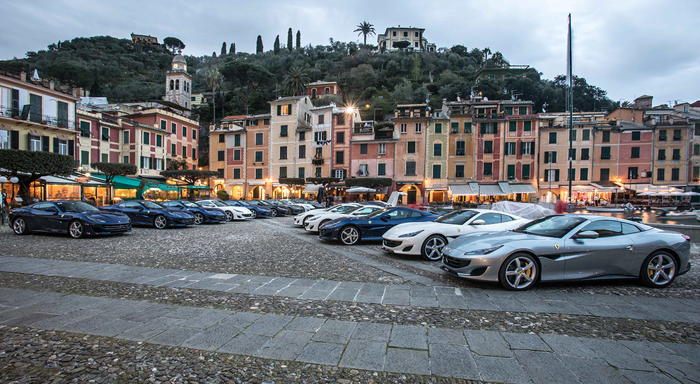 Le 20 Ferrari Portofino schierate sulla piazzetta dell'omonima località ligure