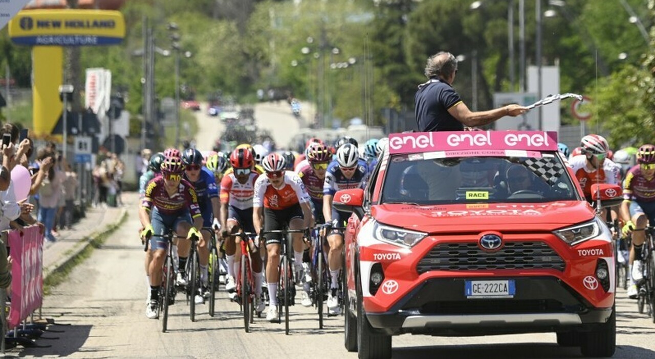 Toyota al Giro d Italia con una flotta sostenibile