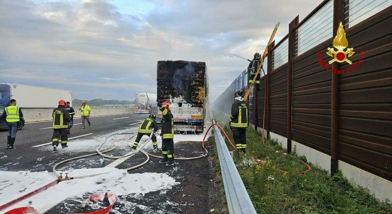 Incendio in A14, a fuoco un camion che trasporta balle di fieno: fumo, disagi e rallentamenti tra Pesaro e Fano