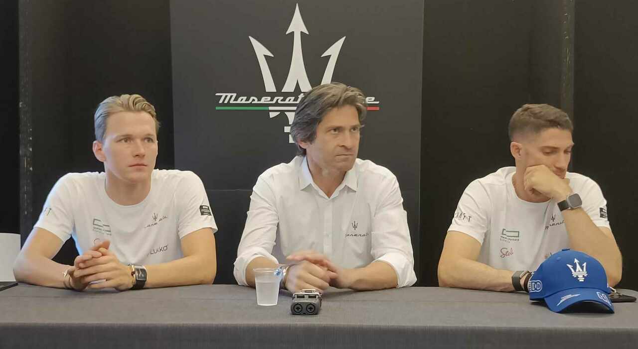 Al centro Giovanni Sgro, a capo di Maserati Corse. A sinistra Max Günther, a destra Edoardo Mortara