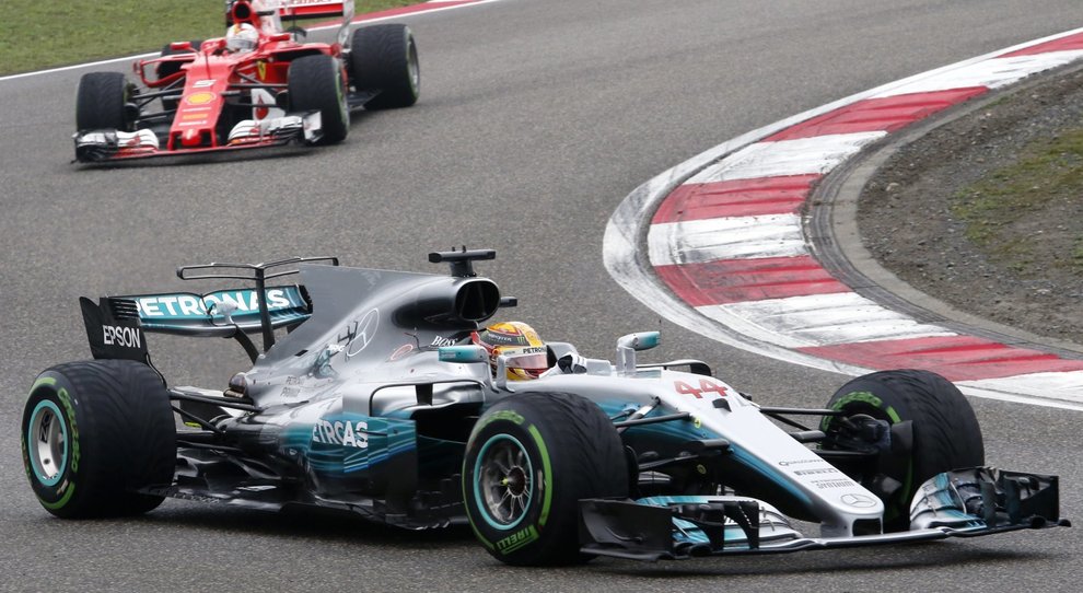 La Mercedes di Lewis Hamilton davanti alla Ferrari