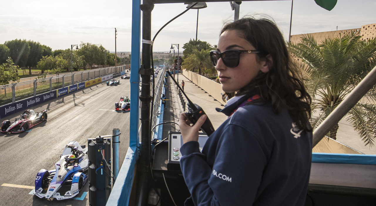 Elisa Sacchini, 32enne di Cesena. Dal 2019 è alla Formula E, campionato del quale è coordinatrice sportiva: di fatto è anche il numero tre della direzione di gara
