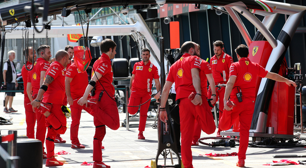 Allenamento pre prove pit-stop per i meccanici Ferrari a Melbourne