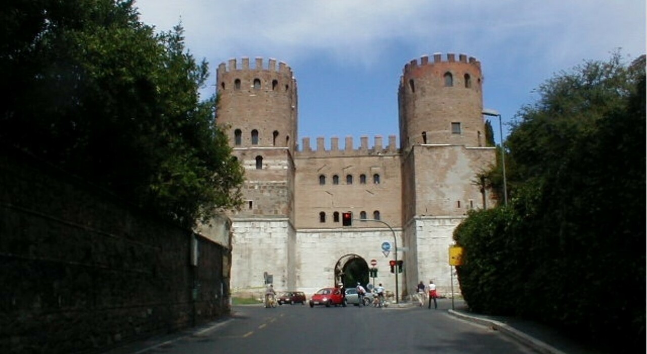 Roma, l’Appia Antica è protetta con varchi contro il traffico selvaggio. «È un’area da tutelare»