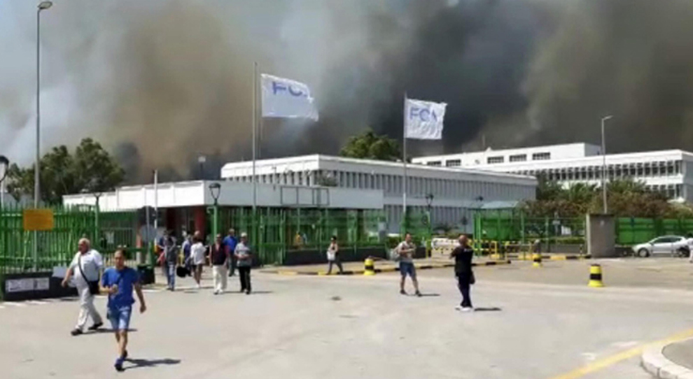 L'uscita degli operai dallo stabilimento Fiat di Termoli a causa dell'incendio