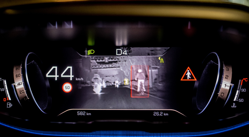 Il dispositivo Night Vision di Peugeot sul cockpit del modello