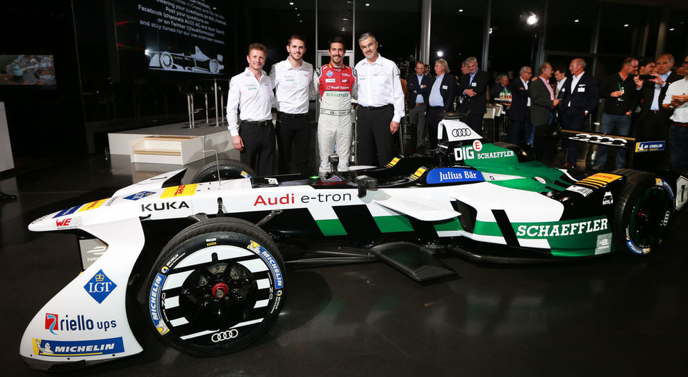Il team di Formula E di Audi con al centro il campione del mondo in carica Lucas di Grassi
