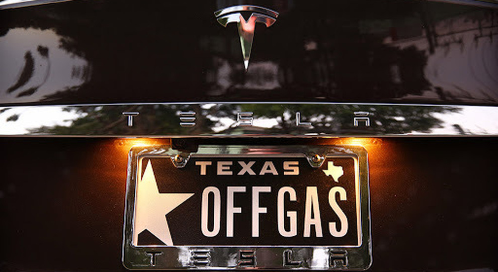 Una Tesla con la targa del Texas, dove sorgerà il suo maxi impianto per gli Usa