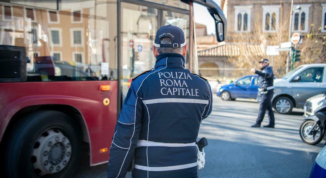 Vigile urbano di Roma condannato per stalking perde il lavoro, licenziamento considerato legittimo