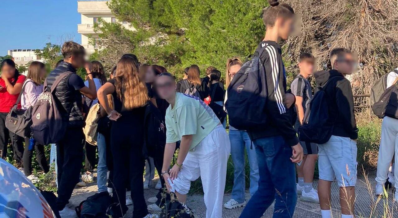 Il bus inchioda per strada: studenti feriti. A scuola fra paura e disagi