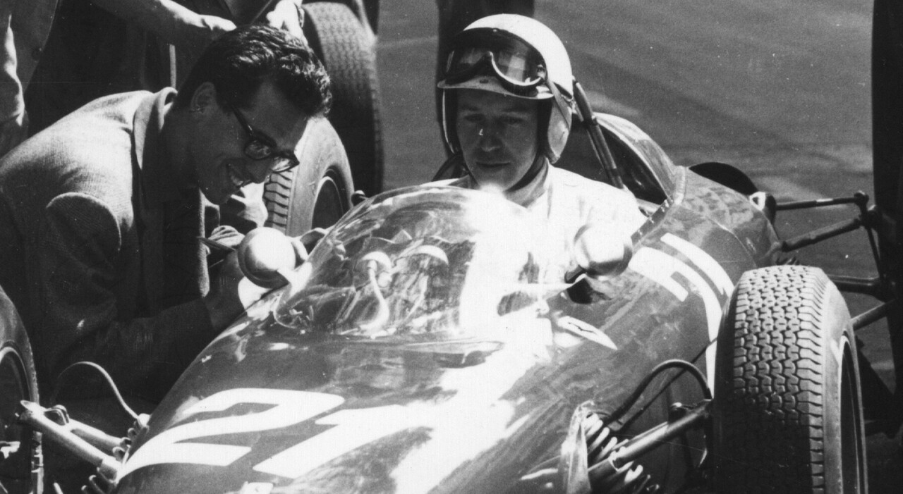 John Surtees con la Ferrrari 156 a colloquio con Mauro Forghieri