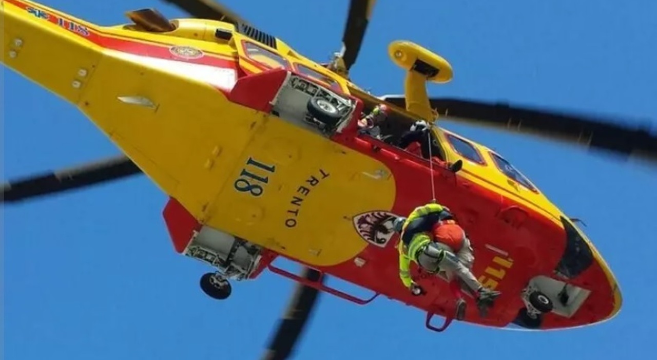 Valanga in Trentino: due scialpinisti in salvo, uno ancora intrappolato sotto la neve