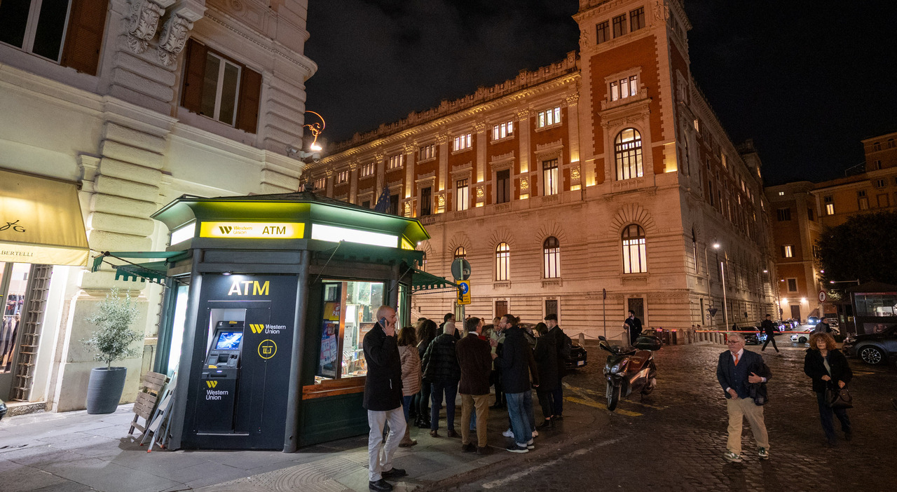 Sit-in organizzato e luci accese per chiedere sostegno: «Diventiamo centri di servizi polivalenti con l’aiuto del Comune»