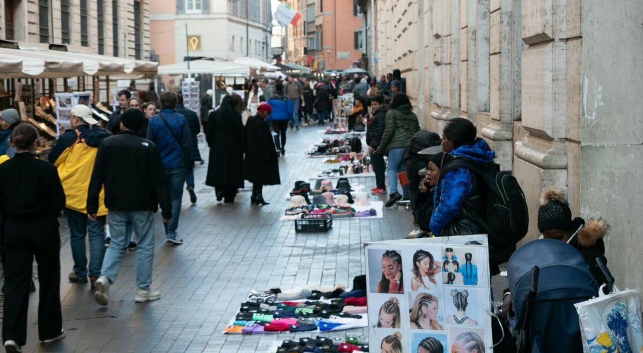 Roma: Ambulanti vendono borse contraffatte a 30 euro e acqua nascosta nei tombini a 4 euro