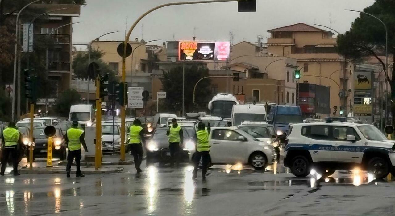 Incidente stradale con auto danneggiata, strada temporaneamente chiusa