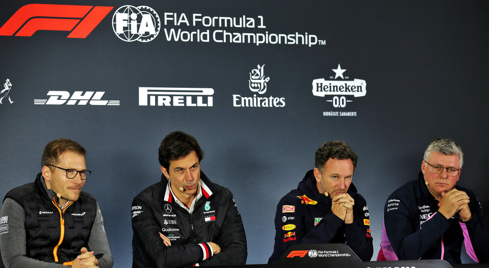 Nella foto, da sinistra, Seidl (McLaren), Wolff (Mercedes), Horner (Red Bull), Szafnauer (Racing Point), durante una conferenza stampa dello scorso anno
