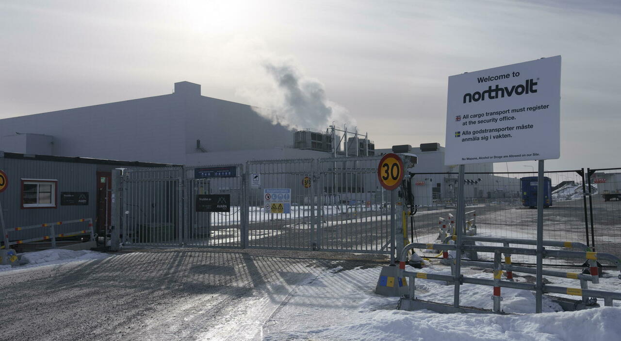 Northvolt va in bancarotta: la più grande azienda europea di batterie elettriche liquida 5mila dipendenti. Le