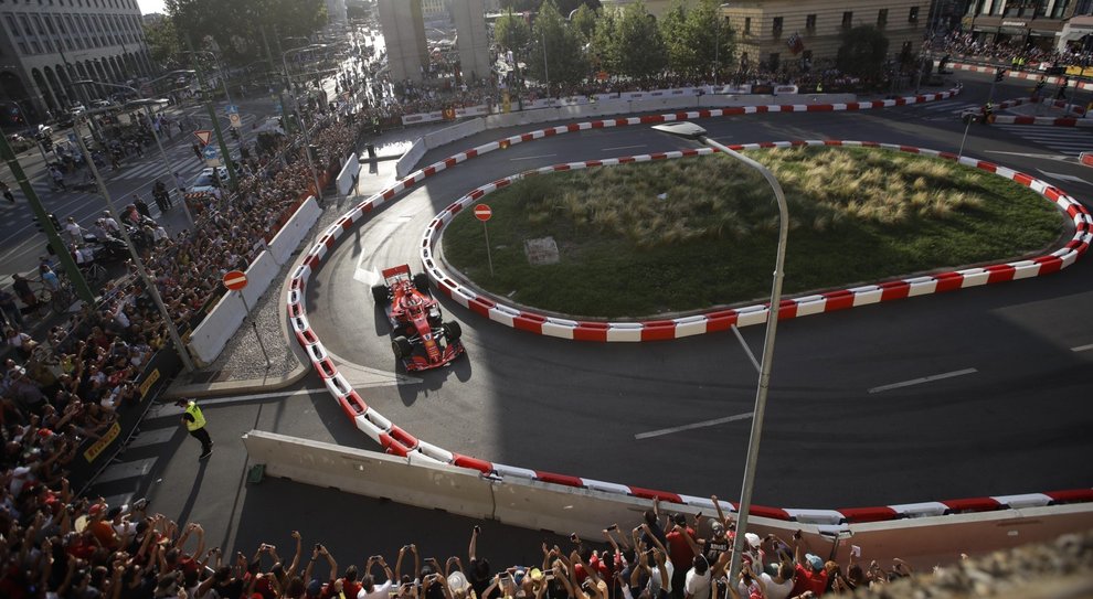 La Ferrari di Sebastian Vettel mentre gira sul circuito cittadino allestito per il F1 Fan Festival alla Darsena di Milano