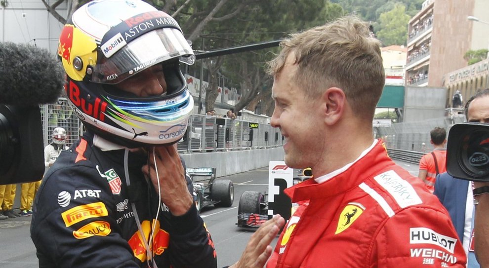 Sebastian Vettel mentre si complimenta con il vincitore Ricciardo