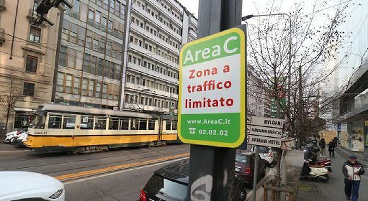 Un ingresso dell'Area C a Milano