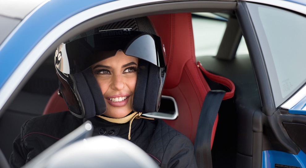 Aseel Al Hamad al volante della Jaguar F-Type