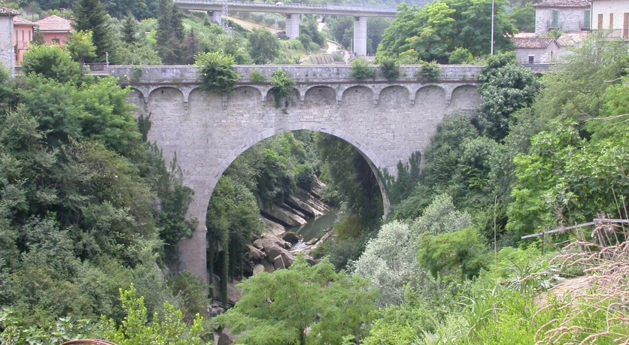 Suicidio ad Ascoli, 47enne si lascia cadere nel vuoto dal ponte di Mozzano:  ecco cosa è successo