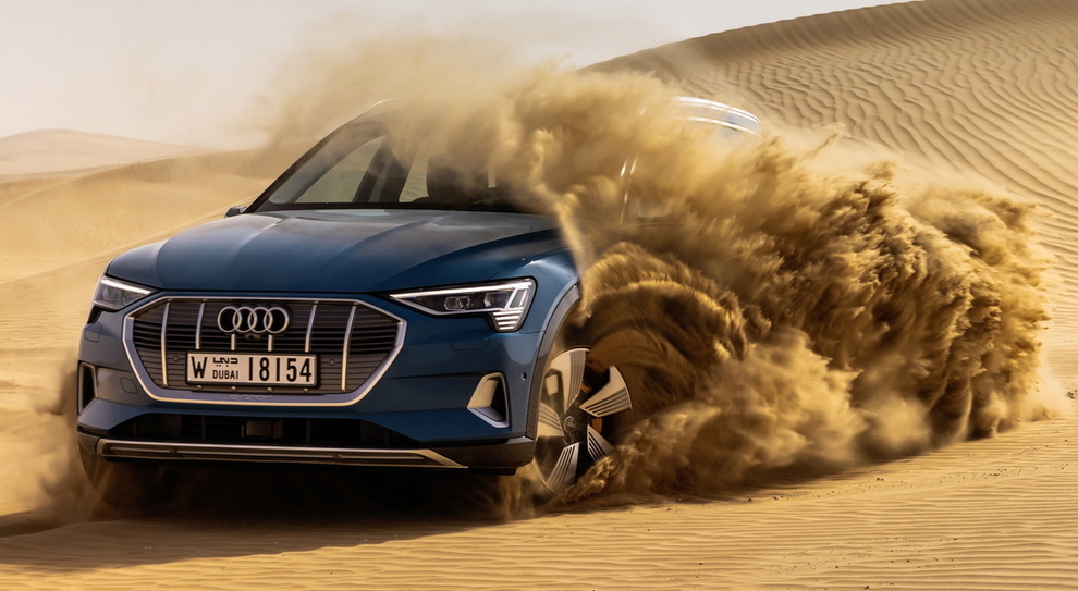 La nuova Audi e-tron tra le dune del deserto di Abu Dhabi