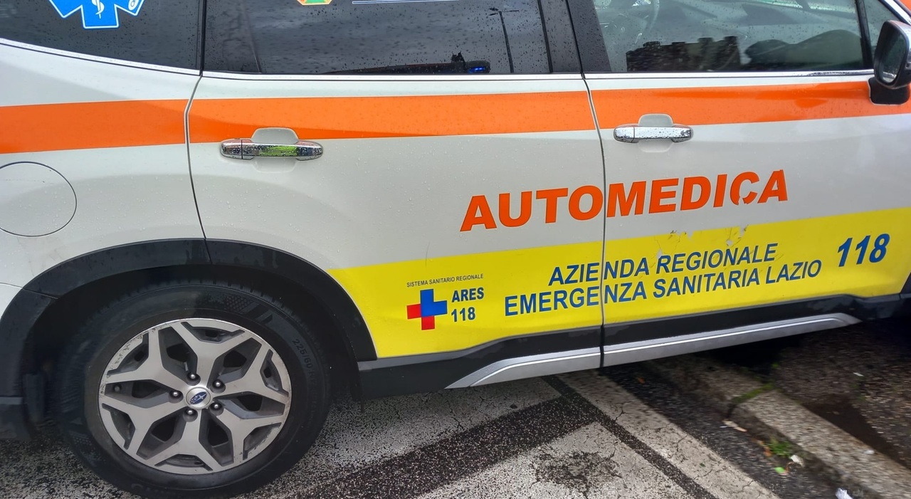 Incidente mortale a Ostia, donna di 63 anni si schianta contro due auto in sosta