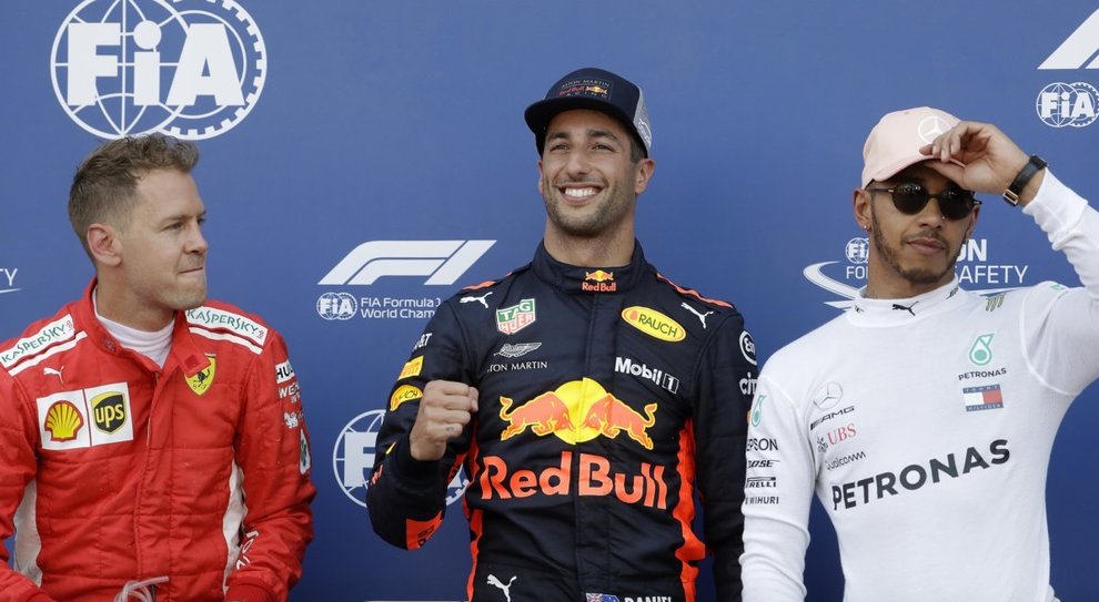 Daniel Ricciardo esulta sul podio tra Vettel e Hamilton