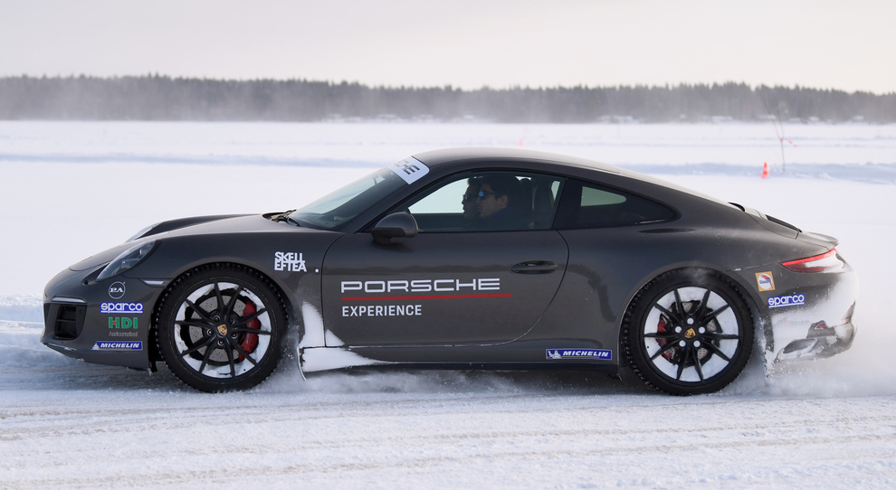 Una 911 GTS durante una prova di guida in Lapponia