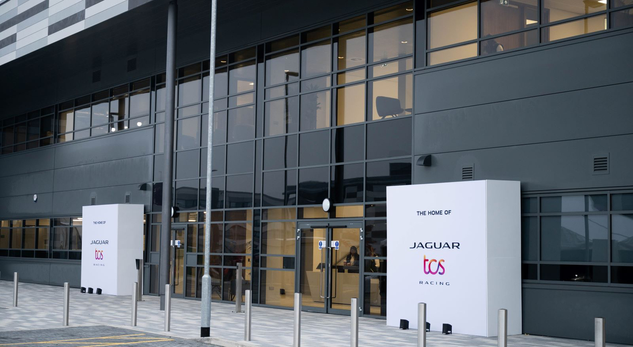 La nuova sede della scuderia Jaguar Tcs di Kidlington