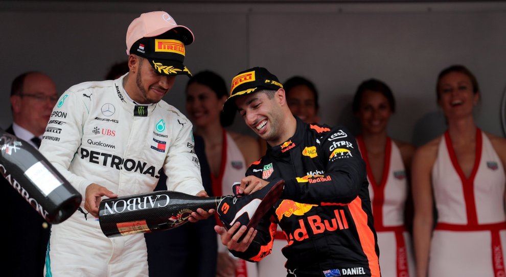 Hamilton versa lo champagne nella scarpa di Ricciardo per un brindisi originale