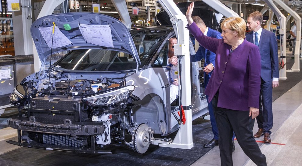 Angela Merkel alla catena di produzione della Volkswagen ID3 a Zwikau