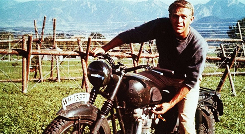 Steve McQueen in sella alla Bonneville durante le riprese del film La grande fuga
