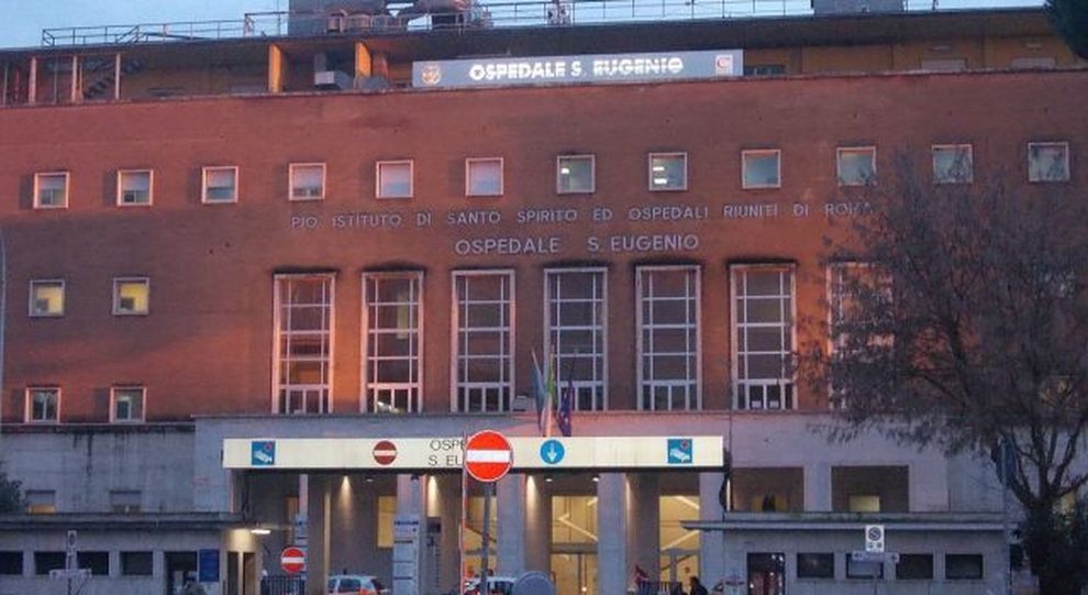 Roma, storie di pronto soccorso: «Al Sant'Eugenio mi hanno fatto la visita  alla gola con la torcia del telefonino»- Corriere.it