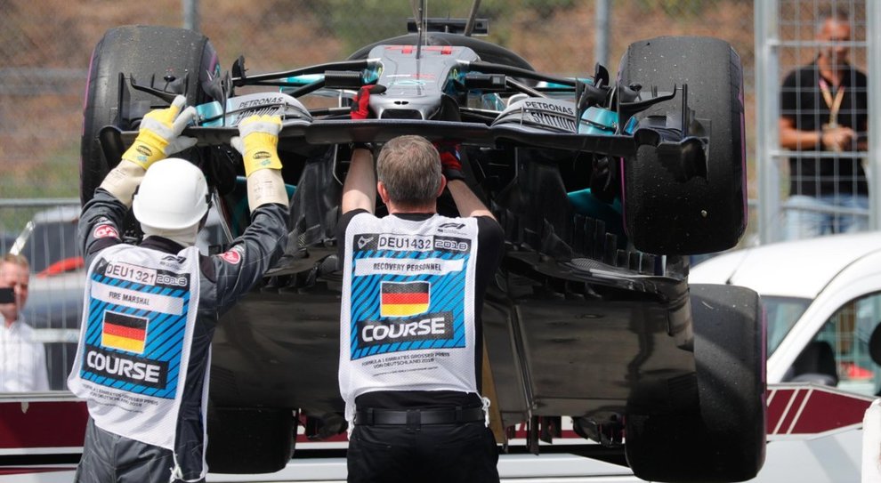Hamilton, si spegne il motore delle Mercedes e deve spingerla: è fuori dalle qualifiche