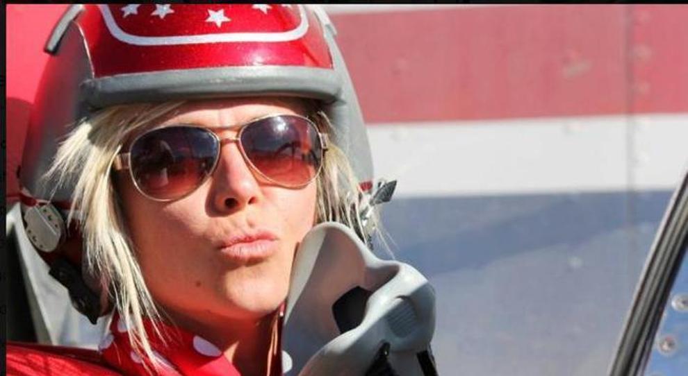 Morta Jessi Combs, pilota donna più veloce del mondo: schianto nel deserto con l'auto-jet