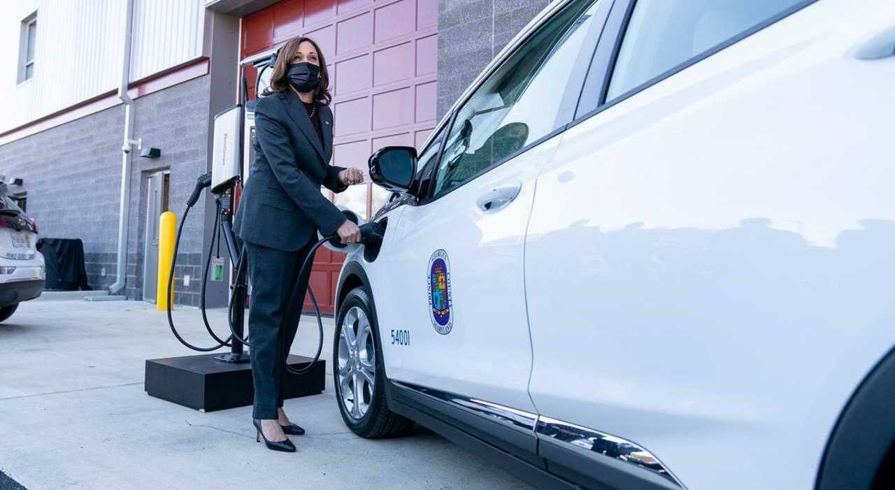 Kamala Harris, vicepresidente Usa mentre ricarica un'auto elettrica