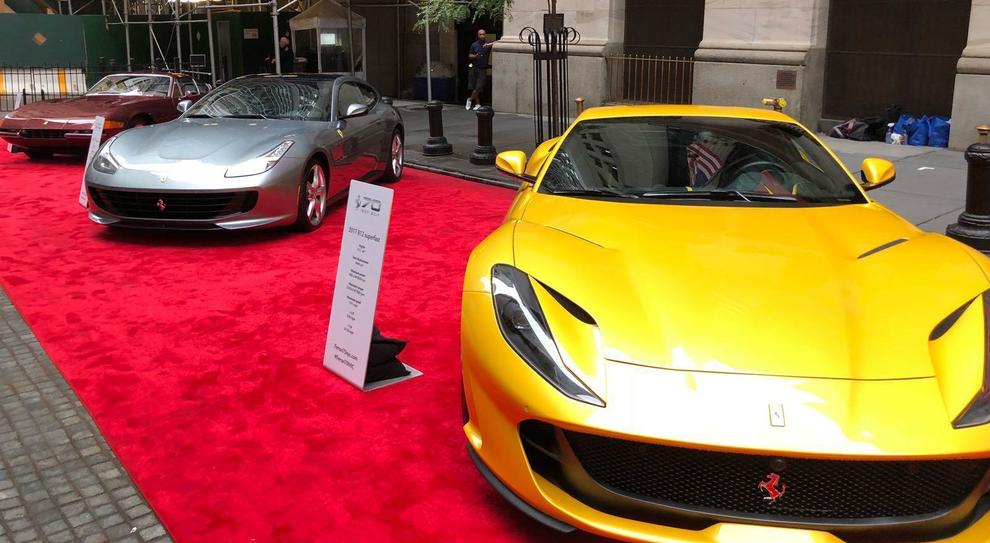 Alcune Ferrari davanti al New York Stock Exchange