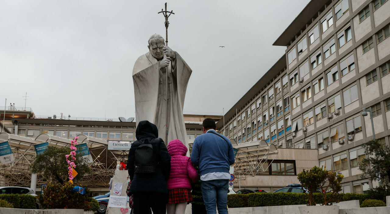 Papa Francesco, il bollettino: «Stazionario, torna la ventilazione meccanica durante la notte»