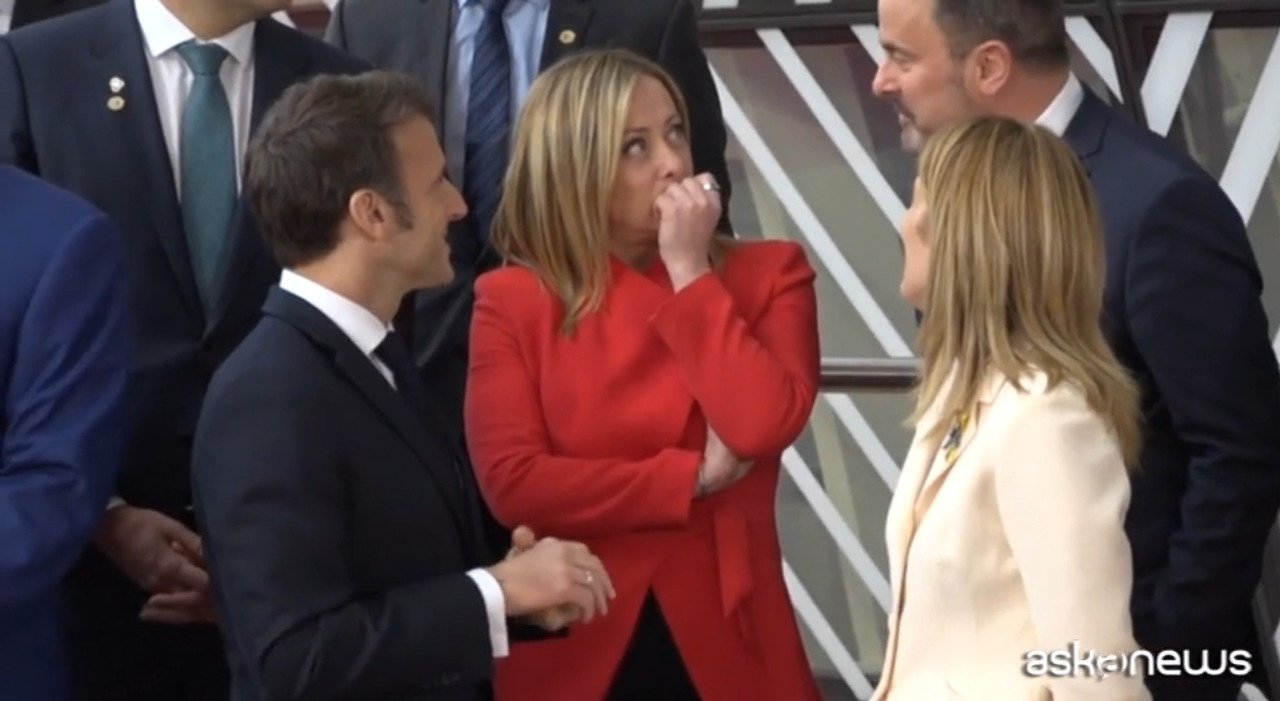 Meloni, gelo con Macron: «Così indeboliscono tutti». Il malumore condiviso  con i vertici europei
