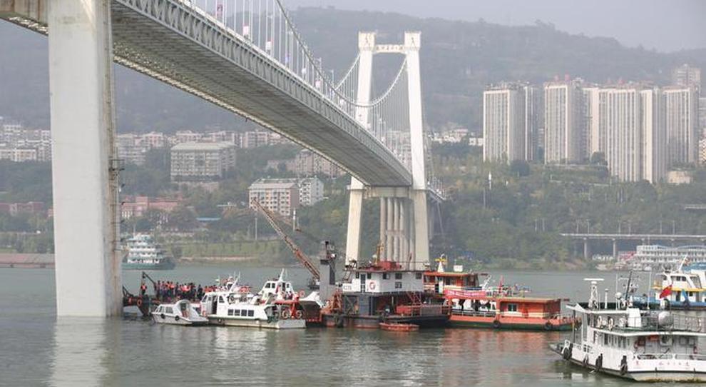 Un momento del recupero del bus nel fiume cinese Yangtze