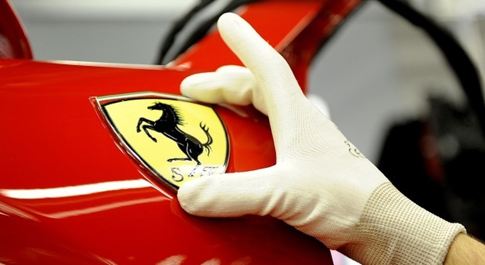Ferrari veste Armani. Il Cavallino presenta partnership con la casa di moda