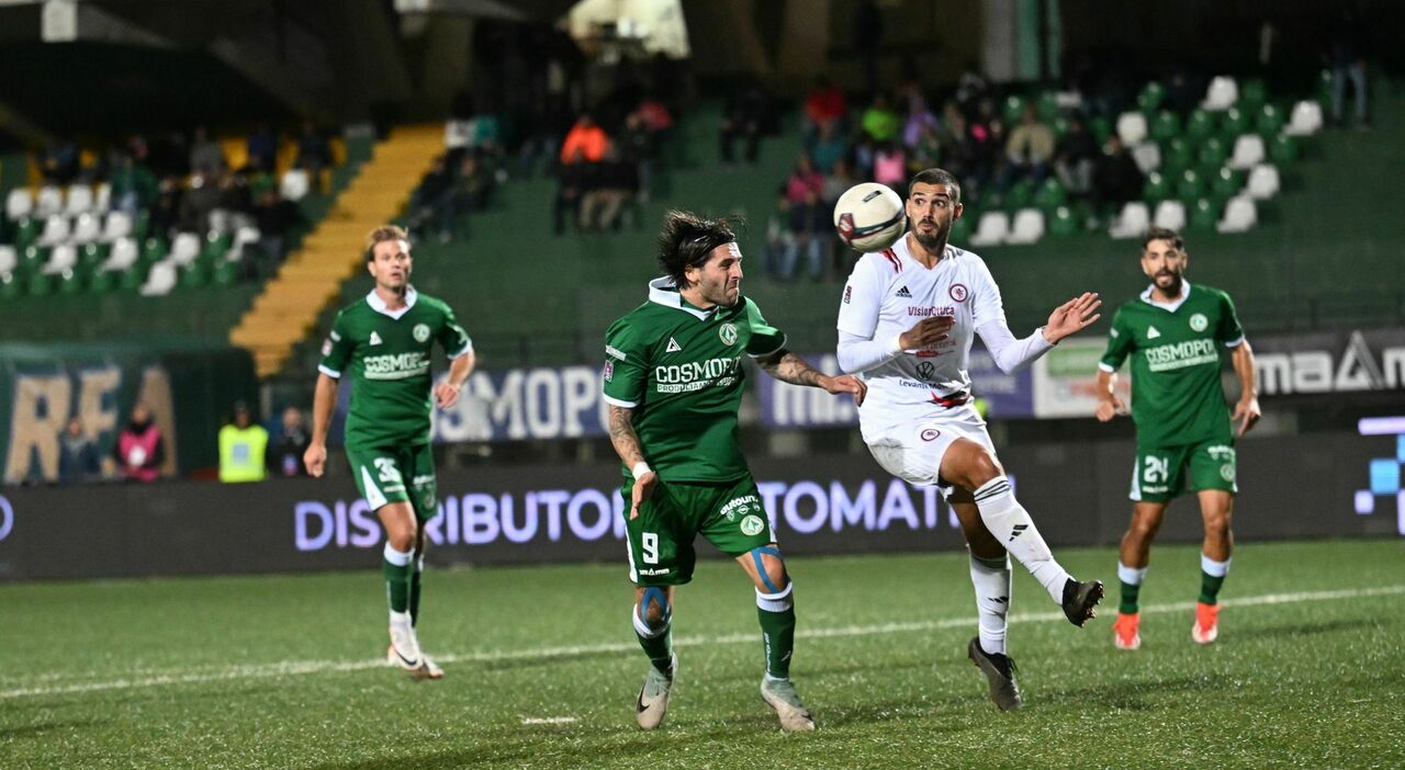 L'Avellino sbanca il campo del Crotone con un clamoroso 4-0