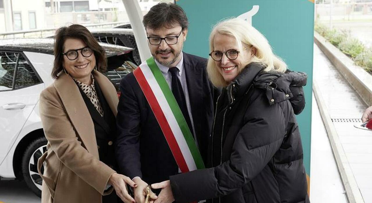 Da sinistra Elisabetta Ripa, Enel X Way, Eugenio Patanè, Assessore alla Mobilità Roma Capitale, ed Elke Temme, Gruppo Volkswagen, lanciano Ewiva a Roma